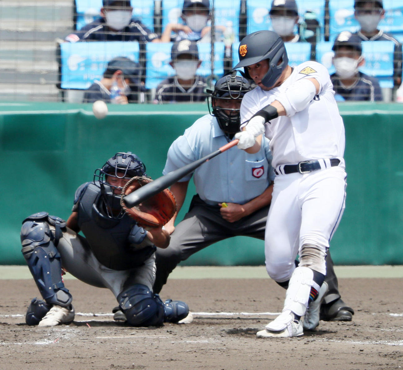 高松商対佐久長聖　5回表高松商2死、浅野は右越えソロ本塁打を放つ（撮影・加藤哉）