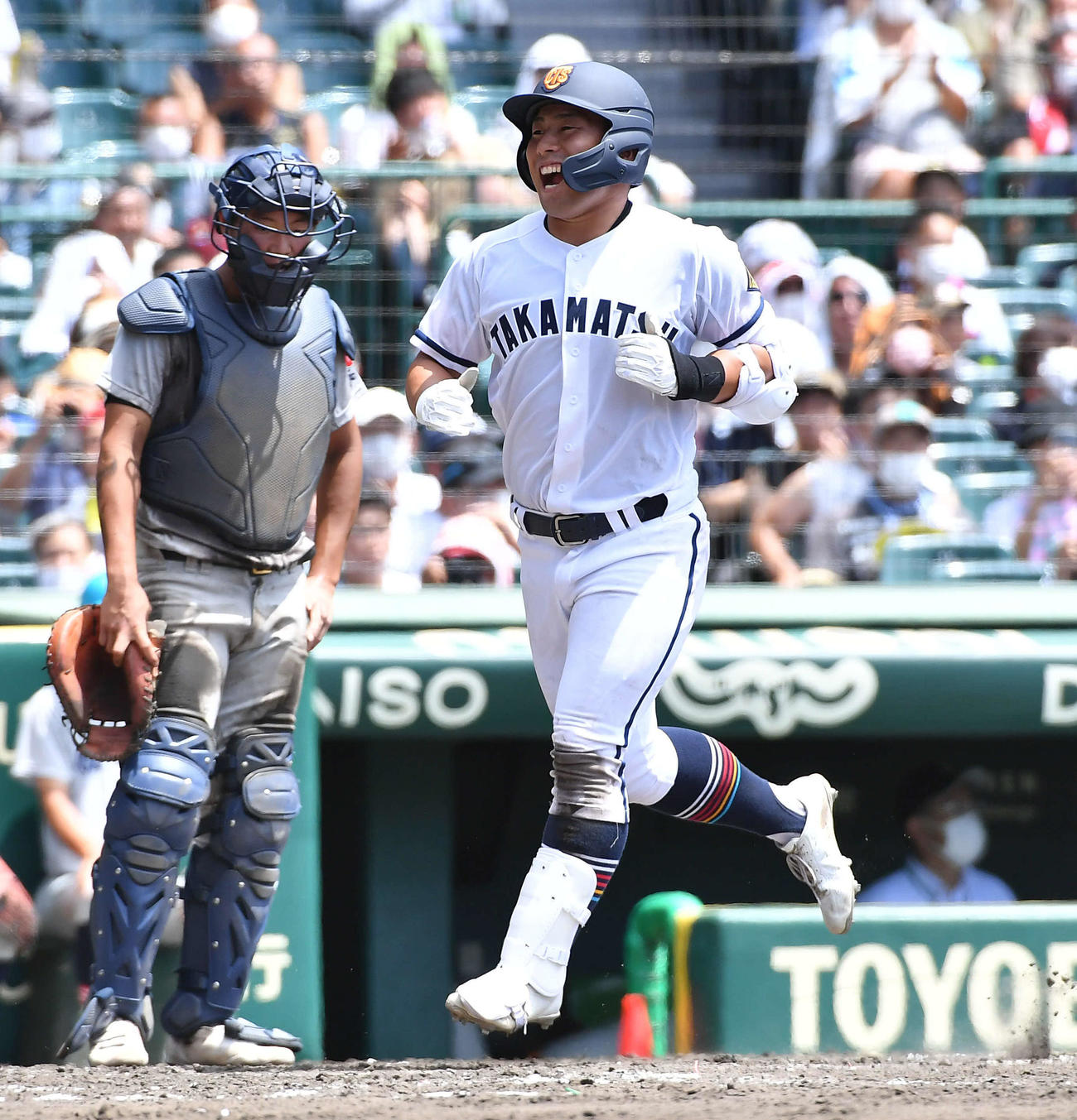 高松商対佐久長聖　5回表高松商2死、右中間へ本塁打を放った浅野は笑顔で生還する（撮影・岩下翔太）