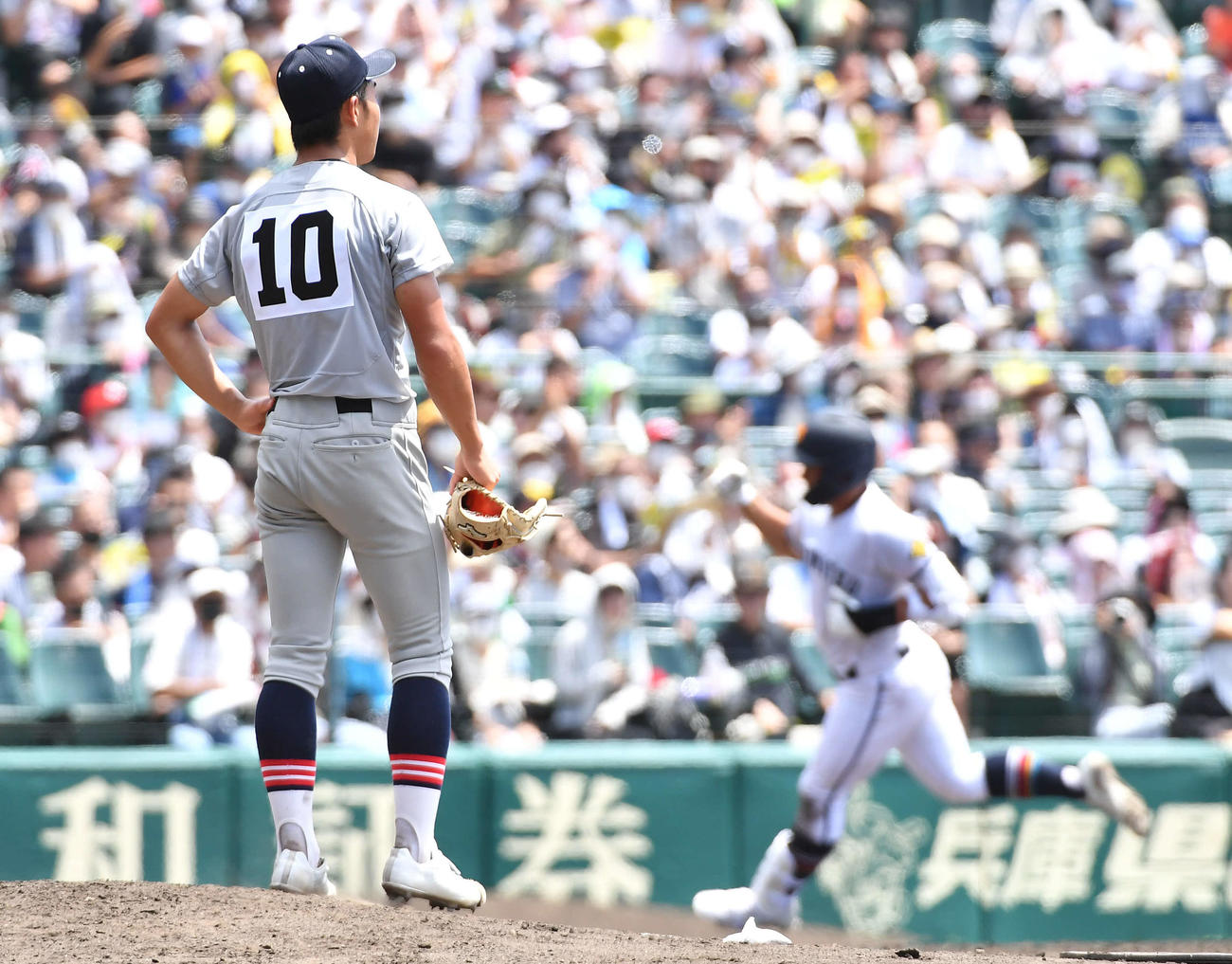 高松商対佐久長聖　5回表高松商2死、浅野（右）に右中間へ本塁打を打たれた佐久長聖広田（撮影・岩下翔太）