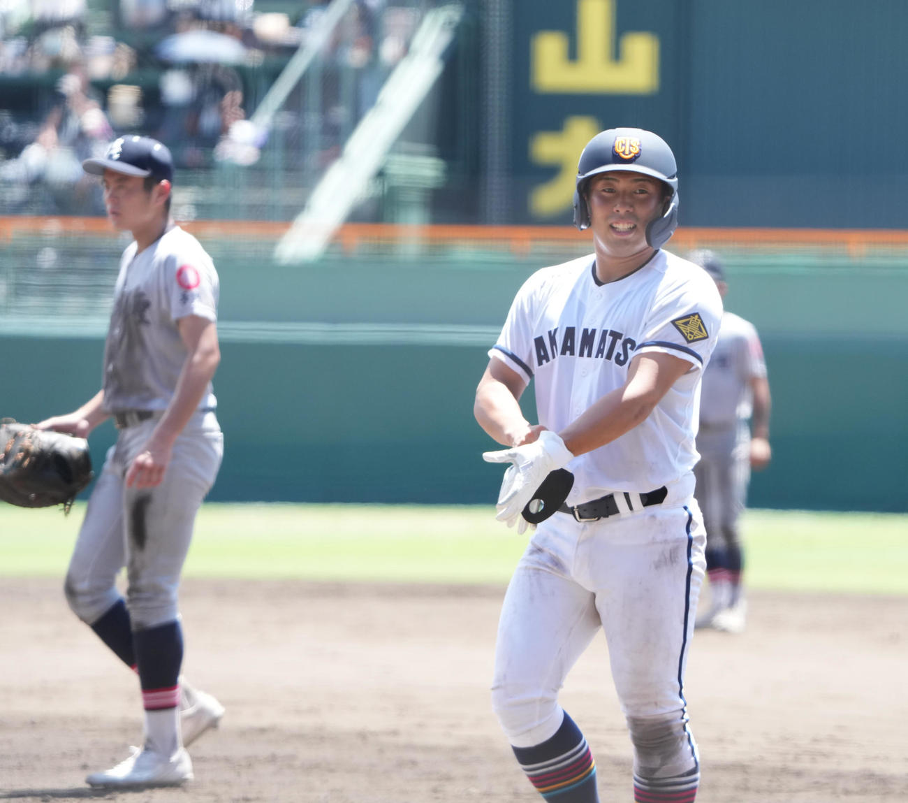 高松商対佐久長聖　8回表高松商1死一、二塁、申告故意四球と思い一塁に行く浅野、しかし申告はなかったと打席に戻る（撮影・清水貴仁）