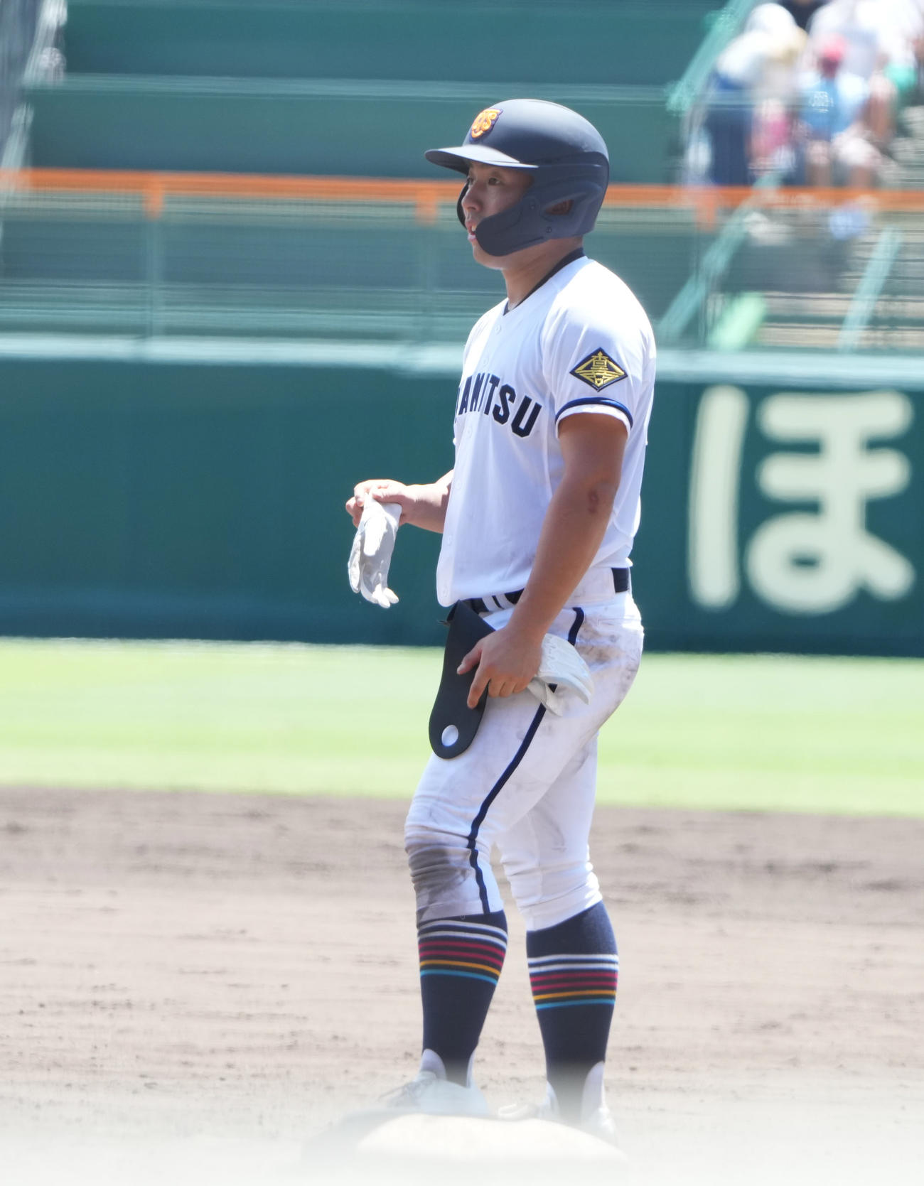 高松商対佐久長聖　8回表高松商1死一、二塁、申告故意四球と思い一塁に行く浅野、しかし申告はなかったと打席に戻る（撮影・清水貴仁）