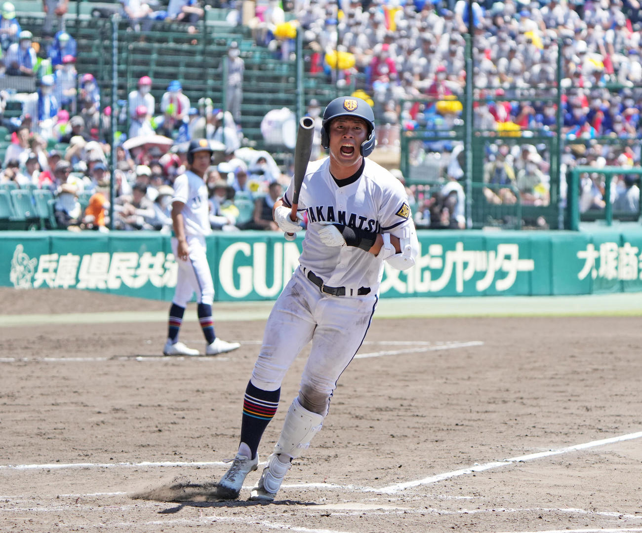 高松商対佐久長聖　8回、死球を受ける浅野（撮影・清水貴仁）