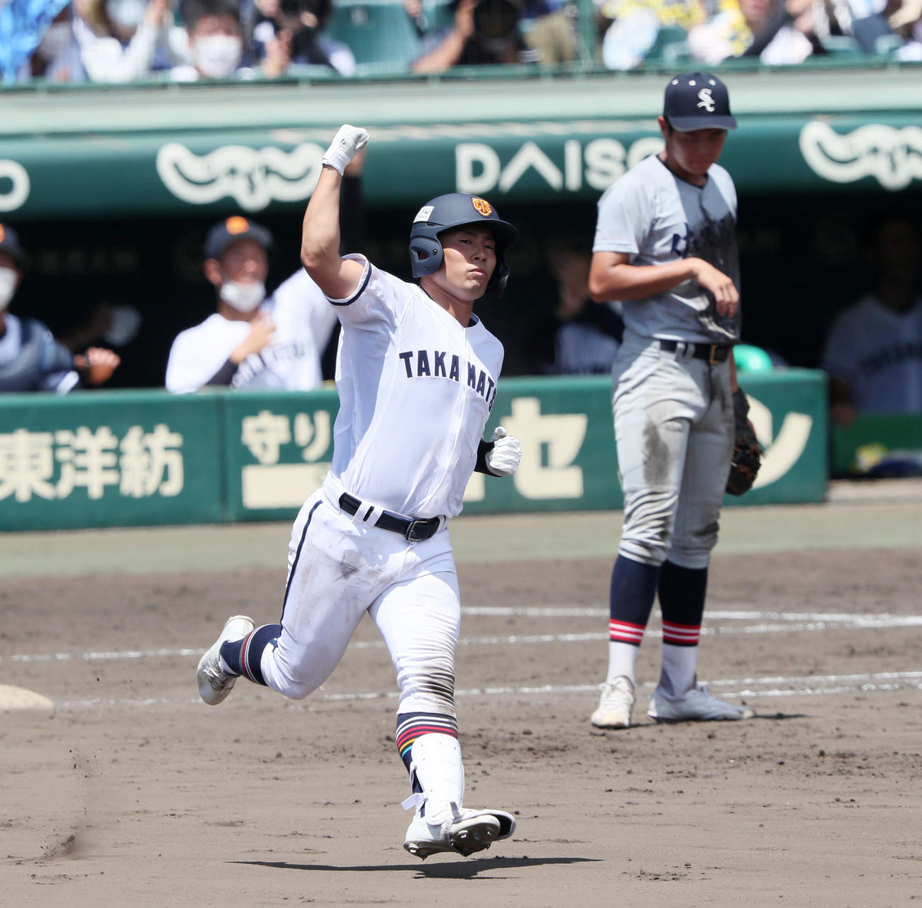 高松商対佐久長聖　7回表高松商無死一塁、浅野は左越え2点本塁打を放つ（撮影・加藤哉）