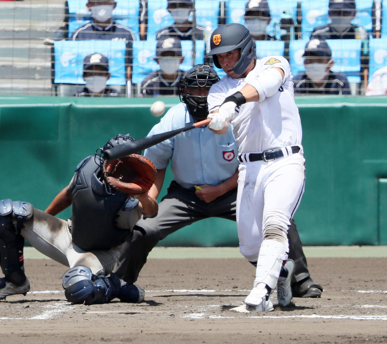 高松商対佐久長聖　7回表高松商無死一塁、浅野は左越え2点本塁打を放つ（撮影・加藤哉）