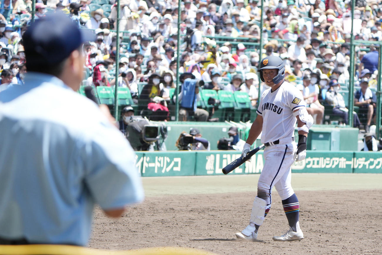 高松商対佐久長聖　8回表高松商1死一、二塁、申告故意四球と思い一塁に行く浅野、しかし申告はなかったと打席に戻る、手前は説明する審判員（撮影・清水貴仁）