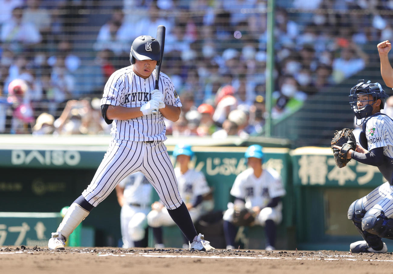 明徳義塾対九州国際大付　2回裏九州国際大付1死、見逃し三振に倒れる佐倉（撮影・野上伸悟）