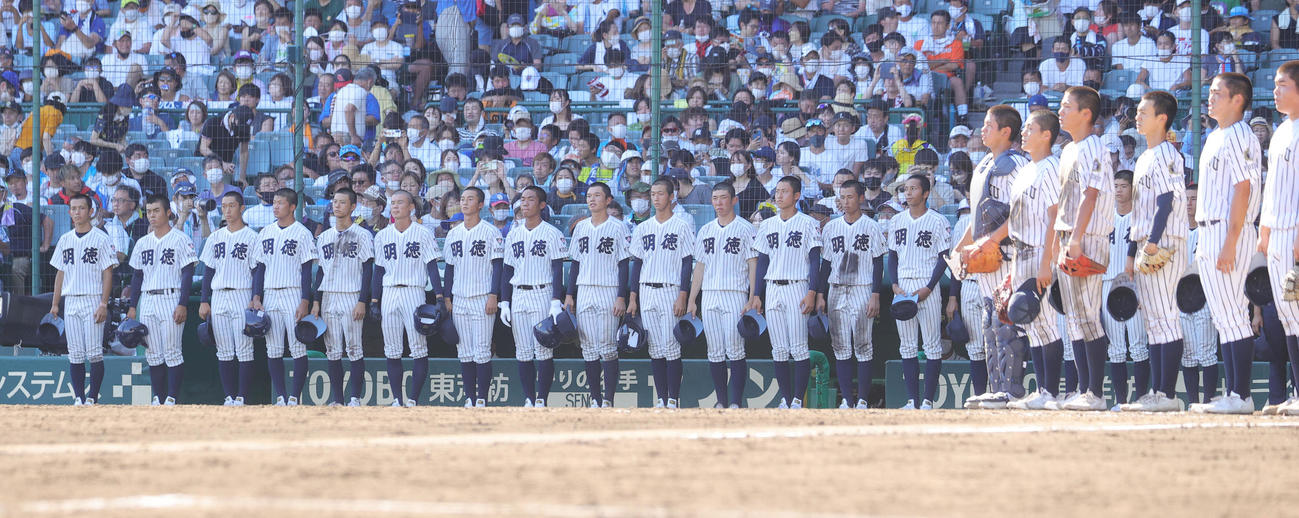 明徳義塾対九州国際大付　1－2で敗れ、ベンチ前に整列する明徳義塾の選手たち（撮影・野上伸悟）