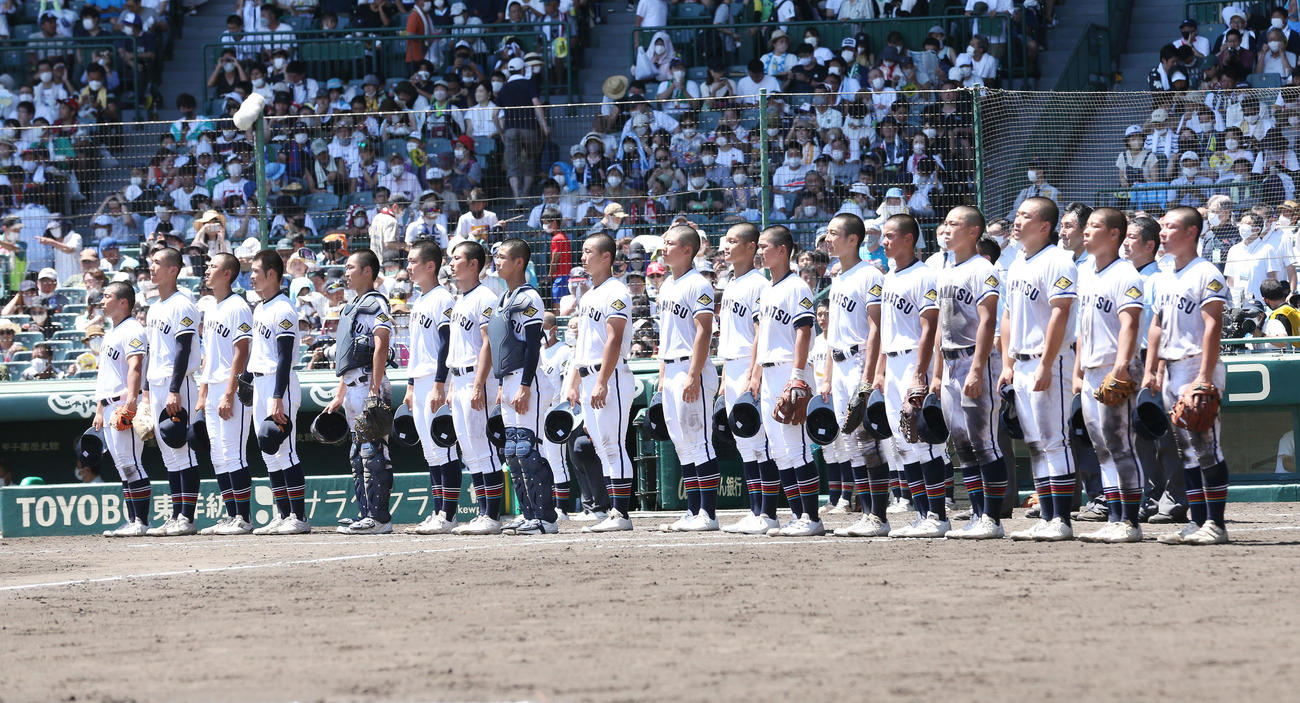 高松商対佐久長聖　佐久長聖に勝利し、校歌斉唱する高松商ナイン（撮影・宮地輝）