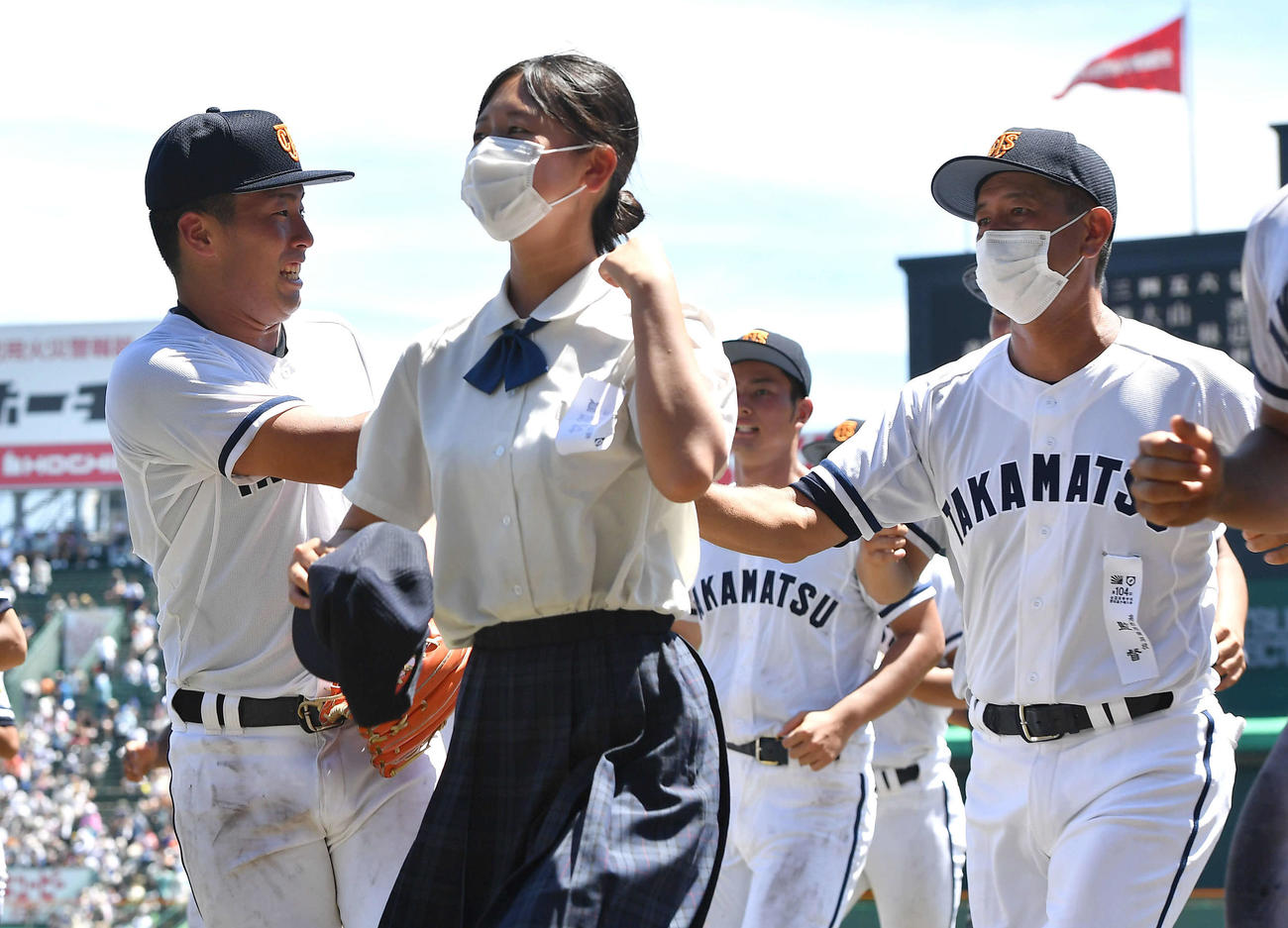 高松商対佐久長聖　ウイニングボールを長尾監督（右）に渡す浅野（撮影・岩下翔太）