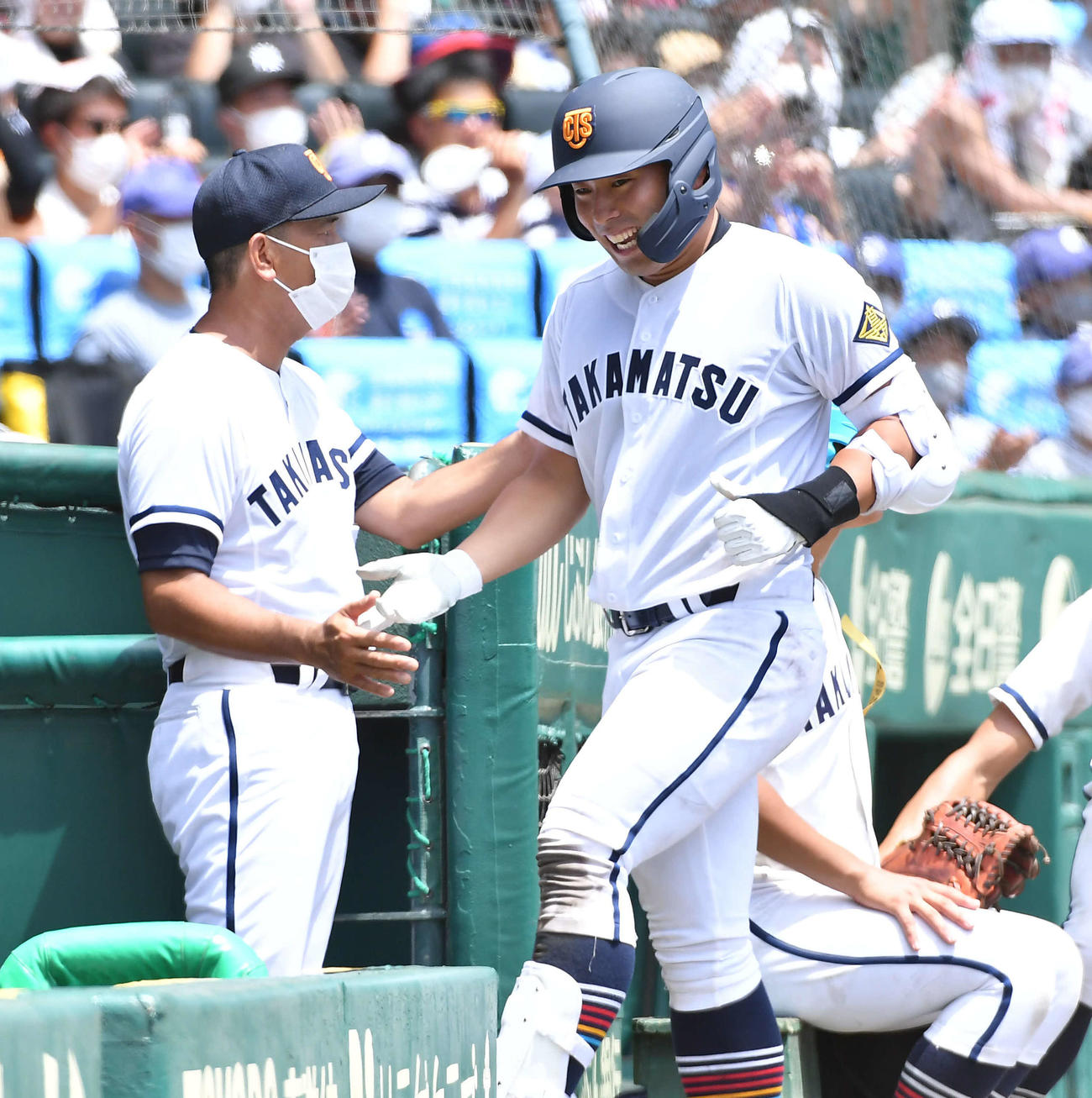 高松商対佐久長聖　5回表高松商2死、右中間へ本塁打を放ち、長尾監督（左）と笑顔でタッチを交わす浅野（撮影・岩下翔太）