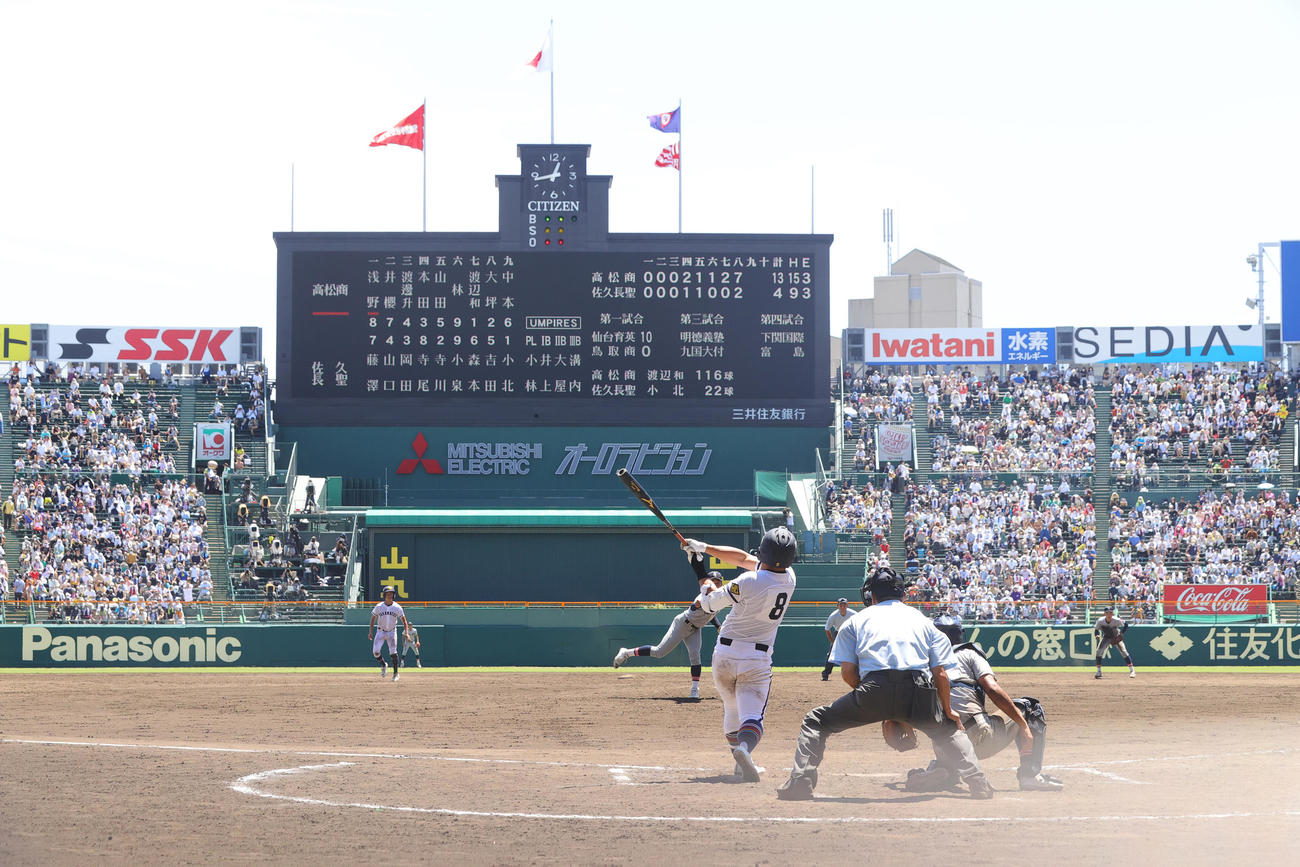 高松商対佐久長聖　9回表高松商2死二塁、左適時二塁打を放つ浅野（撮影・野上伸悟）