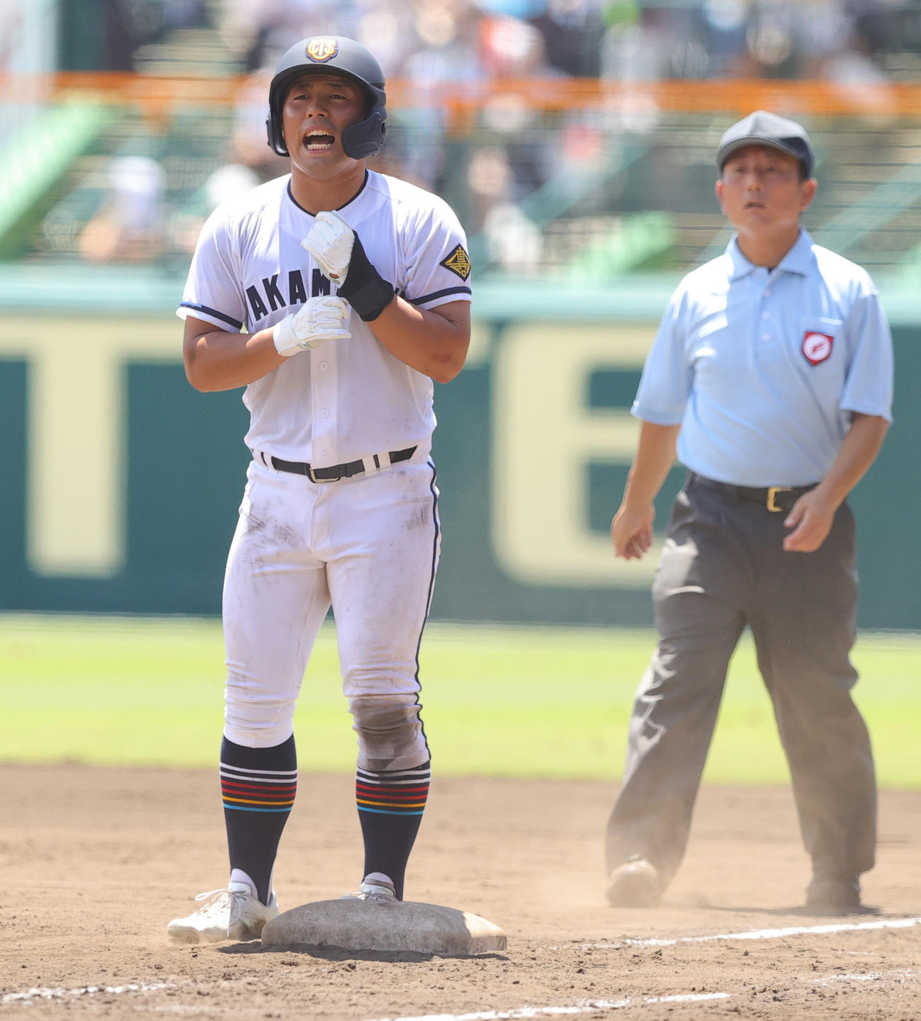 高松商対佐久長聖　8回表高松商1死一、二塁、申告敬遠と言われ一塁に向かった浅野は、取り消しとなり戸惑う（撮影・野上伸悟）