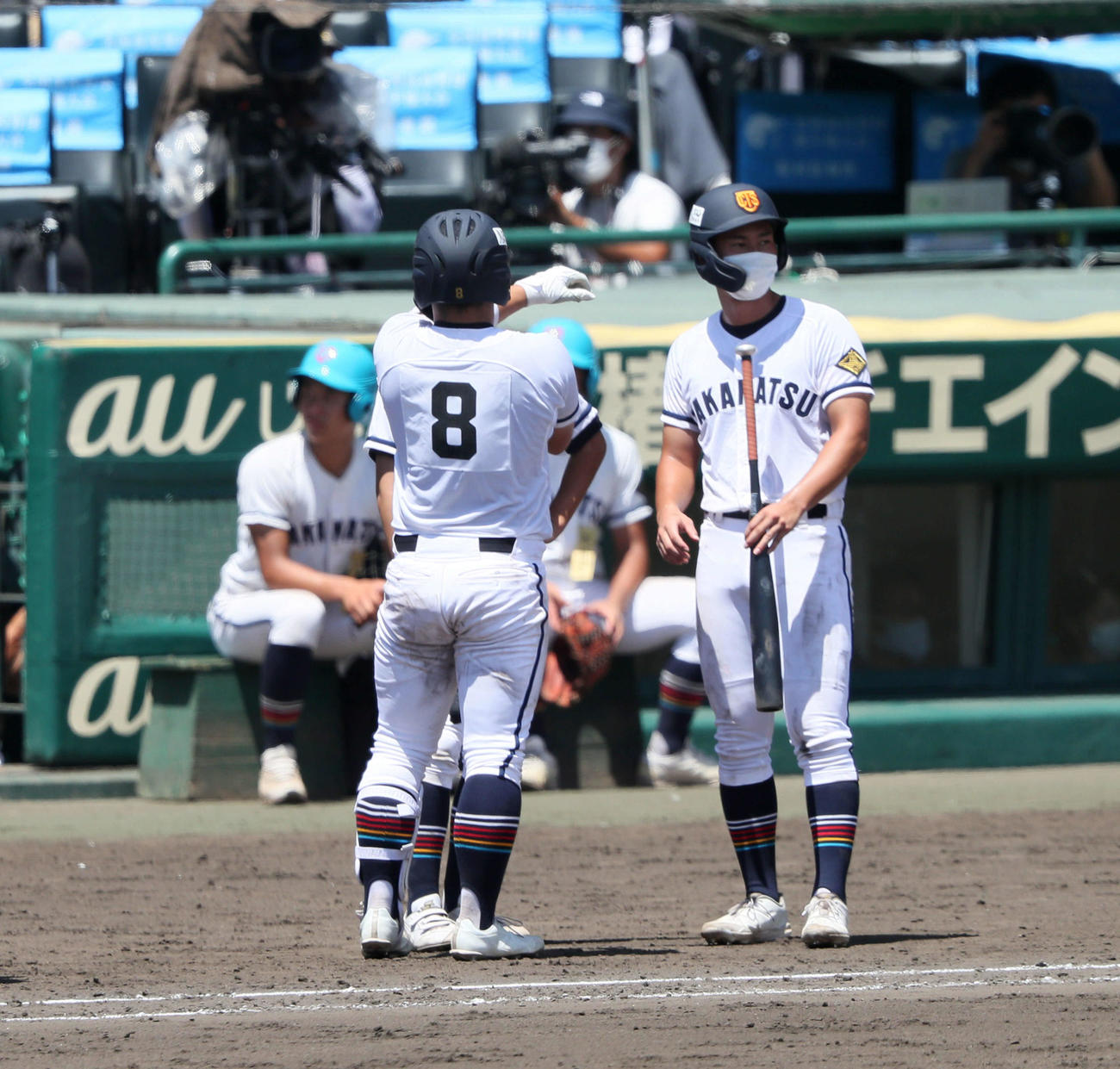打席に戻る準備をする浅野（撮影・加藤哉）