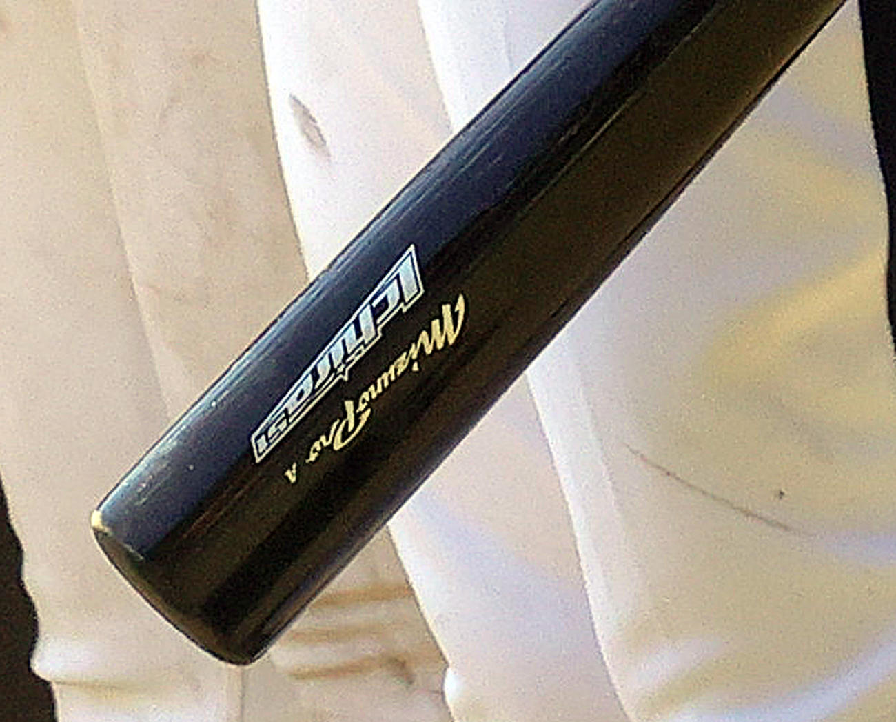 高松商対佐久長聖　高松商・長尾監督が手にするイチロー氏のバット（撮影・野上伸悟）
