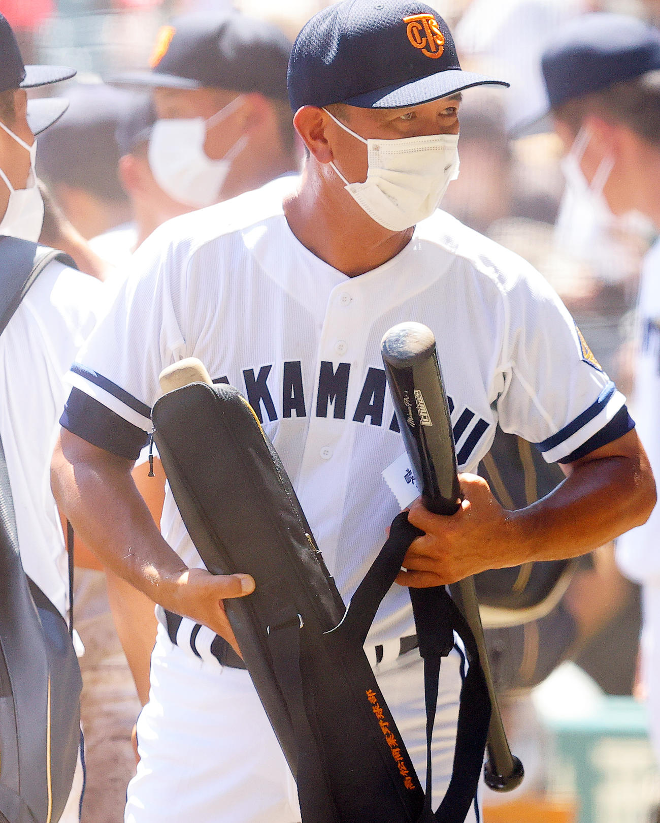高松商対佐久長聖　14－4で勝利した高松商・長尾監督は、イチロー氏から贈られたバットを手に引き揚げる（撮影・野上伸悟）