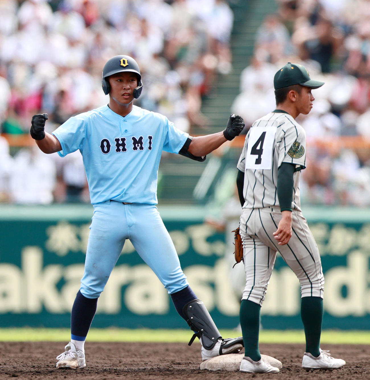 鶴岡東対近江　3回裏近江無死一、二塁、山田（左）は左に2点適時二塁打を放ち二塁で喜ぶ（撮影・上山淳一）