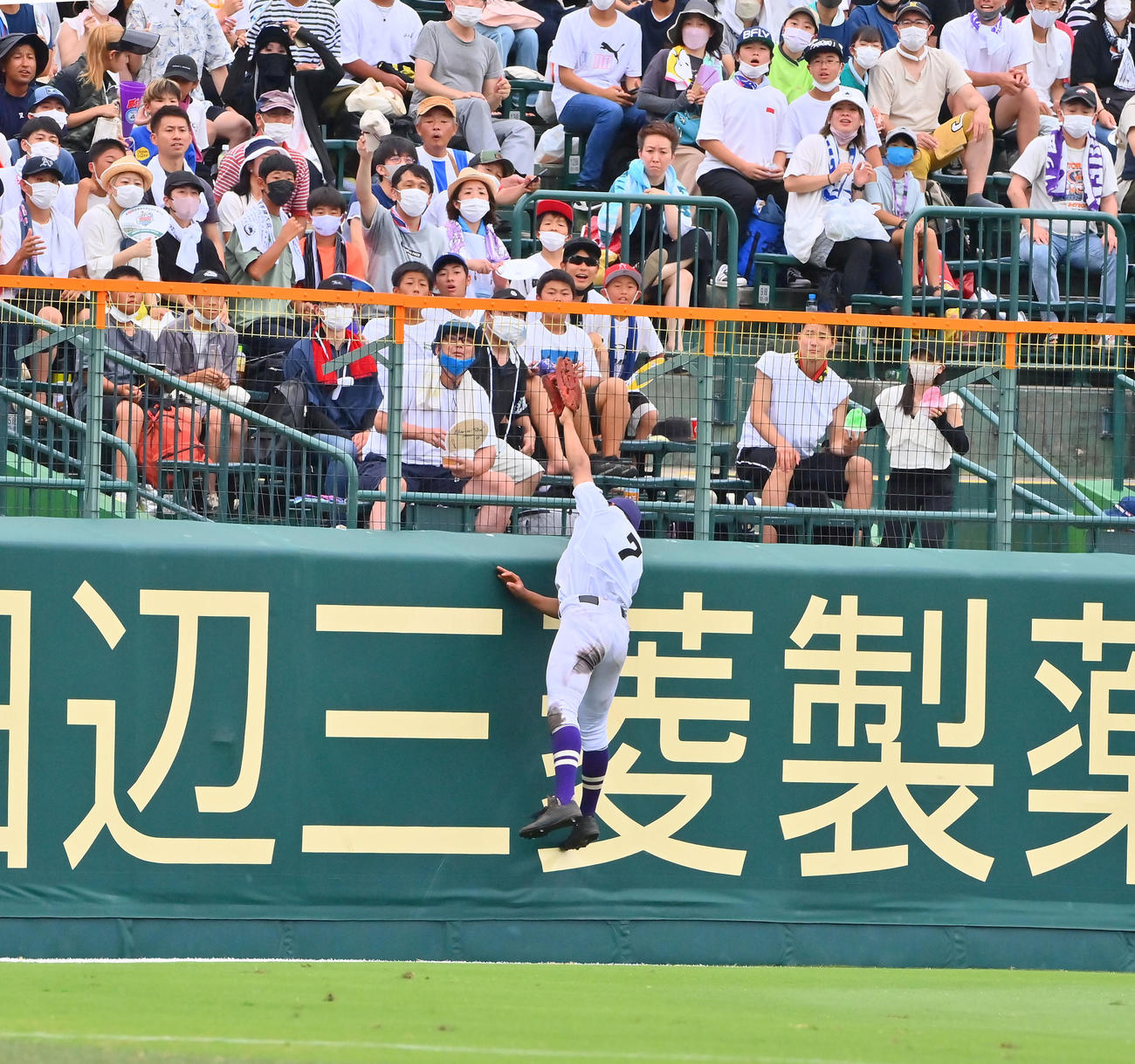 八戸学院光星対愛工大名電　5回表八戸学院光星無死、佐藤航太の打球を追う左翼手石見（撮影・和賀正仁）