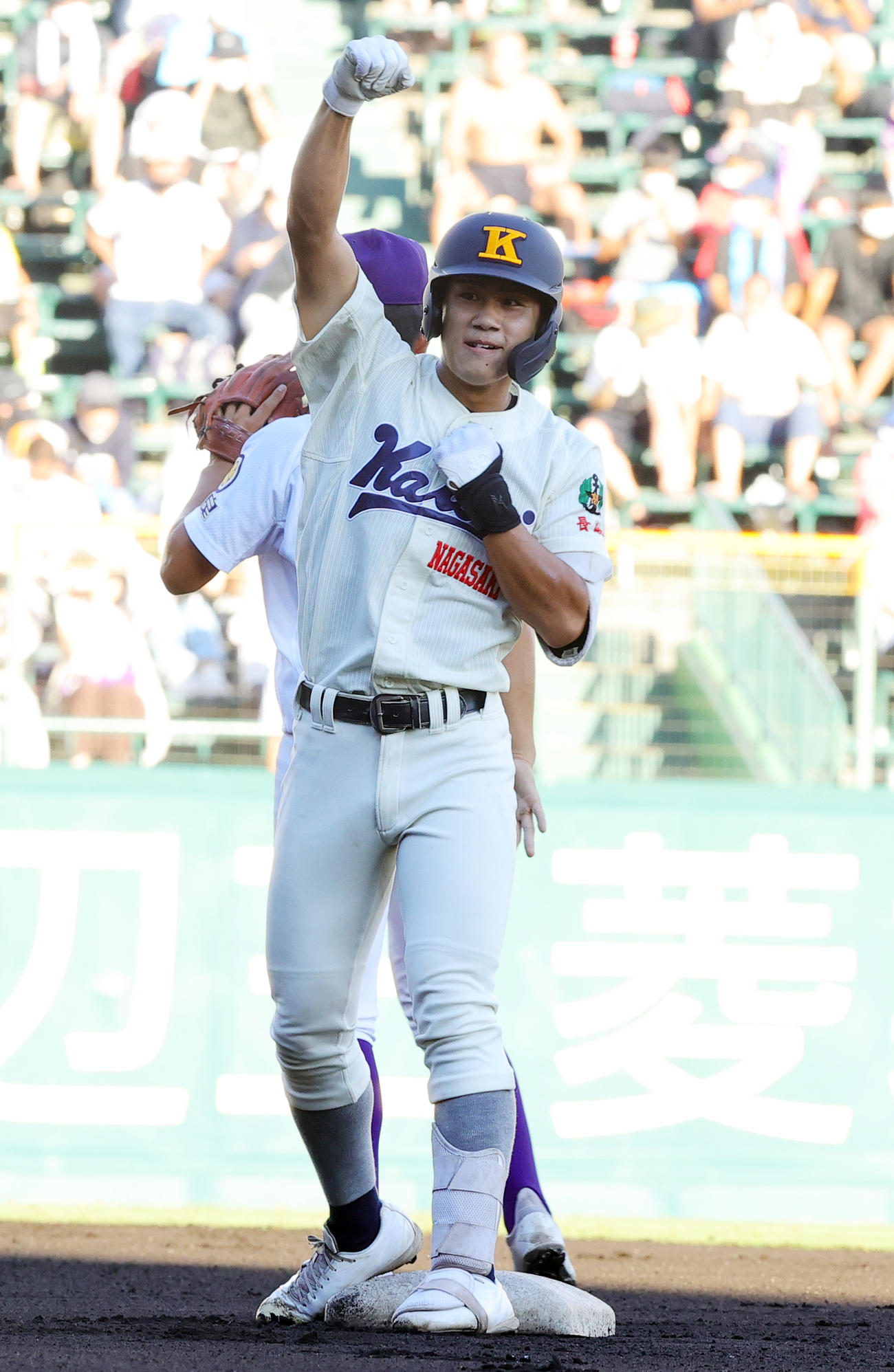 海星対天理　1回表海星無死、中二塁打を放ちガッツポーズで喜ぶ河内（撮影・野上伸悟）