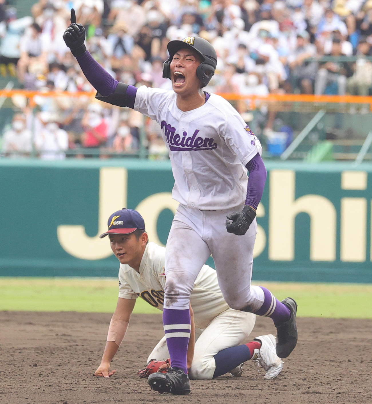 八戸学院光星対愛工大名電　10回裏愛工大名電無死二、三塁、中前にサヨナラ打を放ち喜ぶ美濃（撮影・野上伸悟）