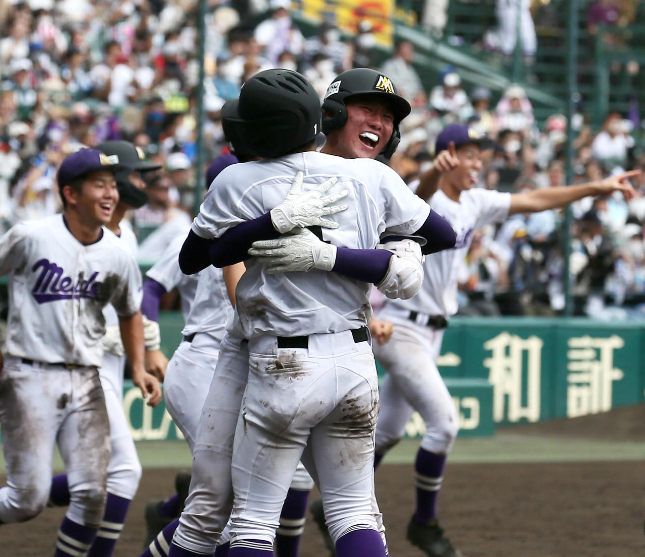 八戸学院光星対愛工大名電　9回裏愛工大名電無死一、三塁、美濃の中前適時打で有馬（手前）がサヨナラ生還し、歓喜する愛工大名電ナイン（撮影・上山淳一）