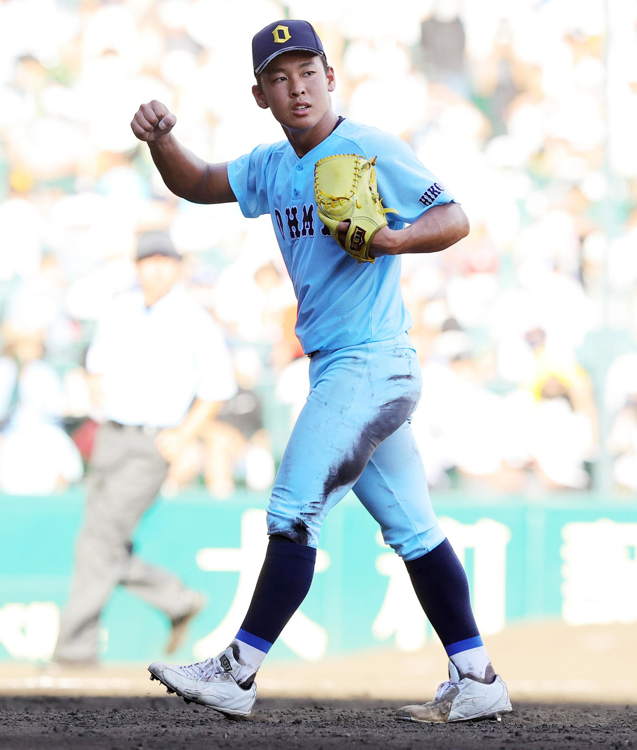 鶴岡東対近江　完投勝利を挙げガッツポーズで喜ぶ近江・山田（撮影・野上伸悟）