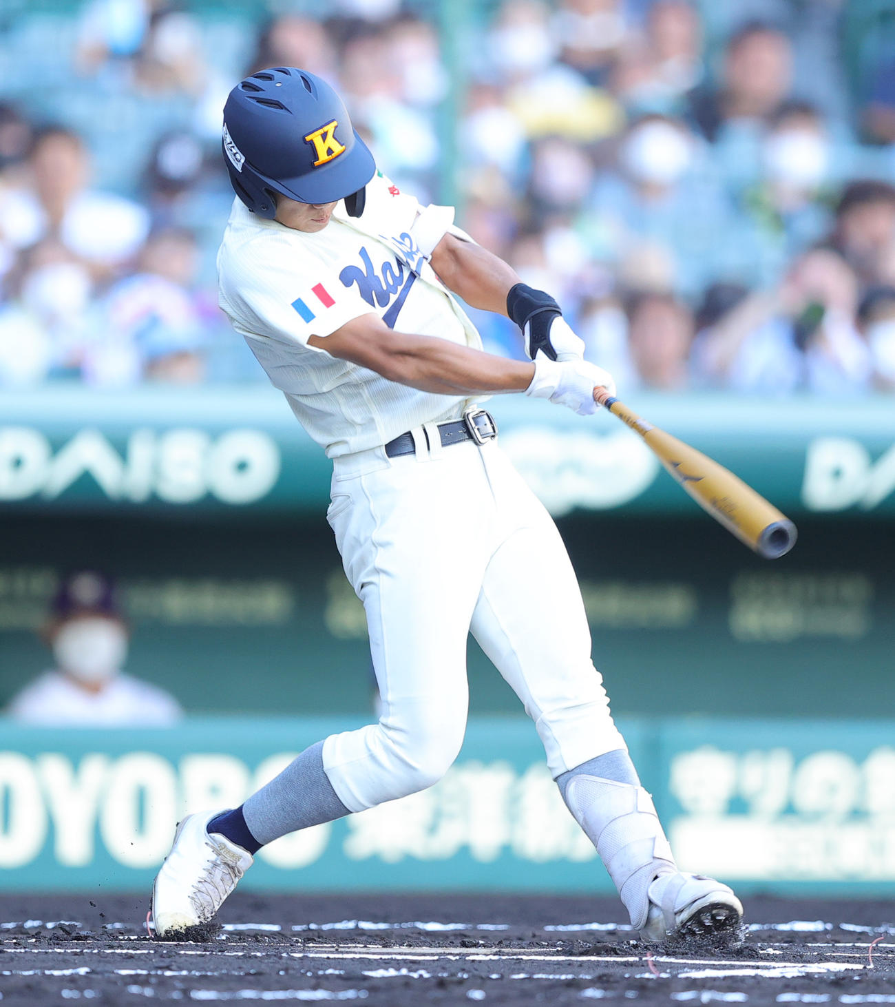 海星対天理　1回表海星無死、中二塁打を放つ河内（撮影・野上伸悟）