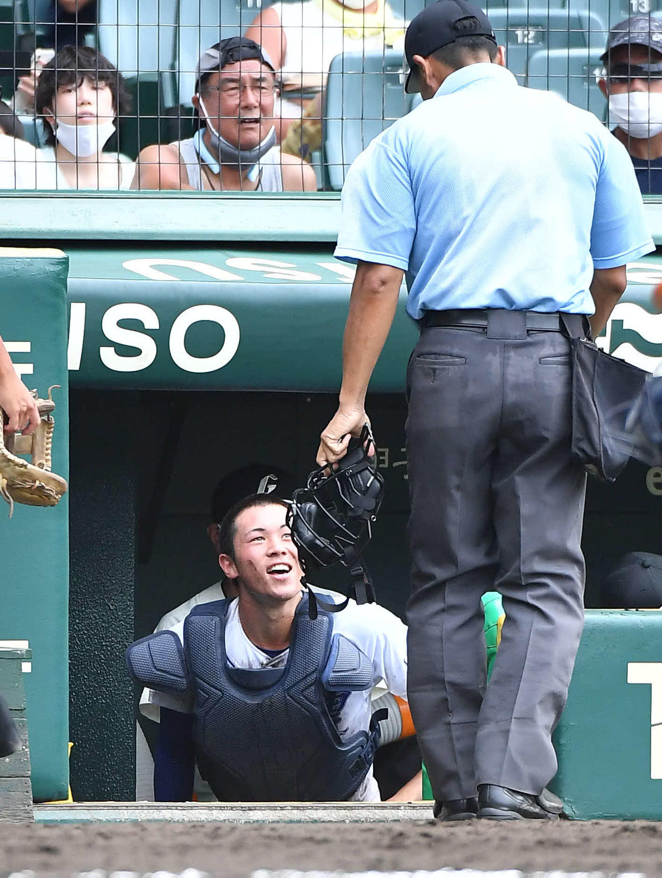明豊対一関学院　5回裏一関学院2死一、三塁、小松の飛球を追って相手ベンチに飛び込んだ明豊・鈴木（撮影・岩下翔太）