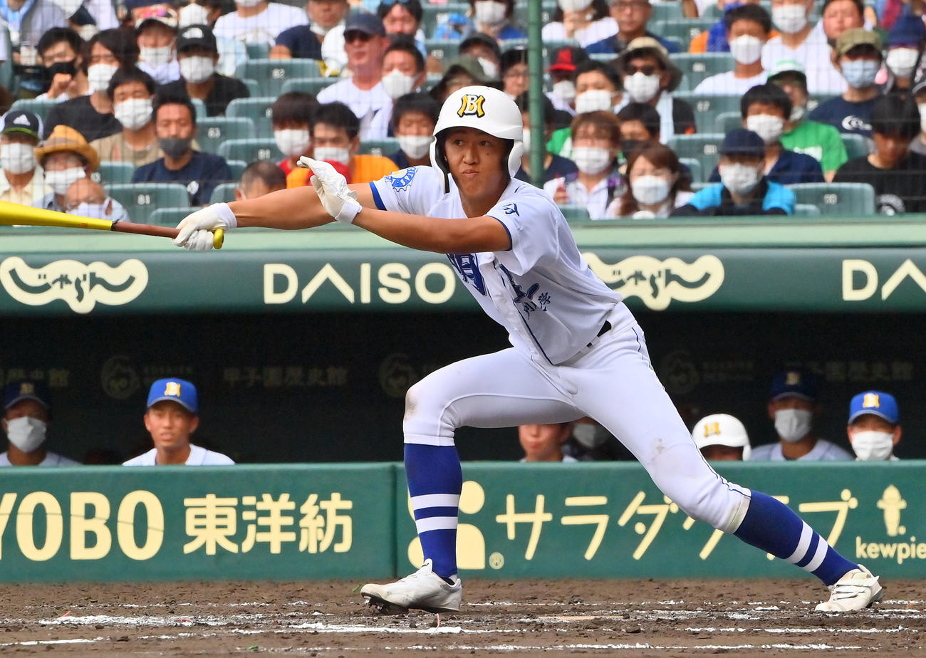 明豊対一関学院　7回表明豊2死三塁、左翼線に勝ち越しの適時二塁打を放つ嶽下（撮影・和賀正仁）