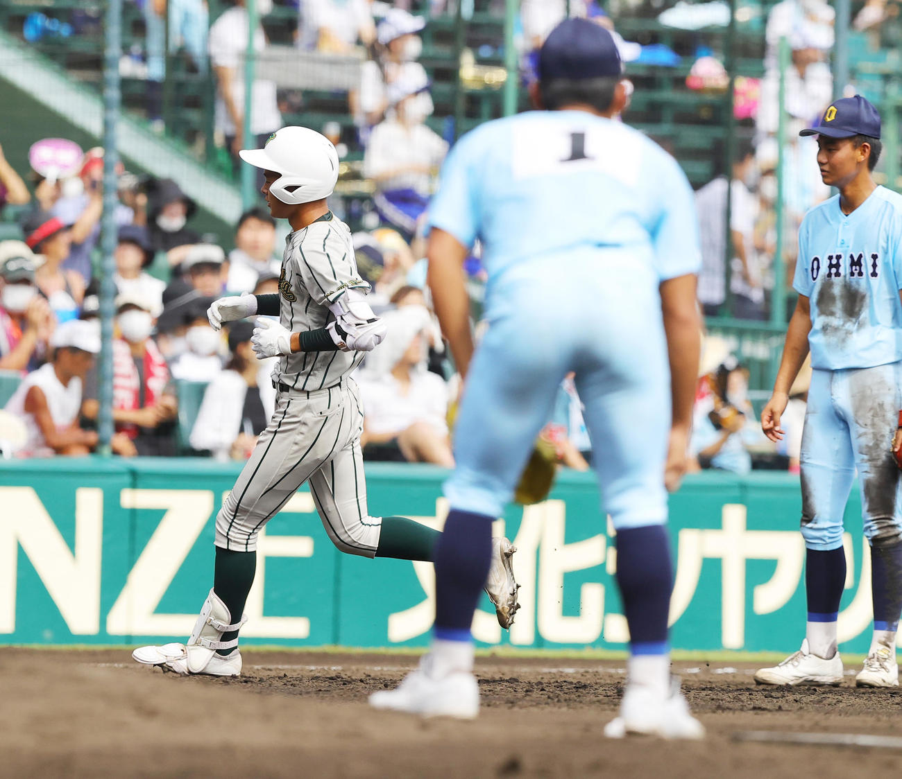 鶴岡東対近江　3回表鶴岡東無死、山田（手前）から左越え本塁打を放つ渡辺（撮影・野上伸悟）