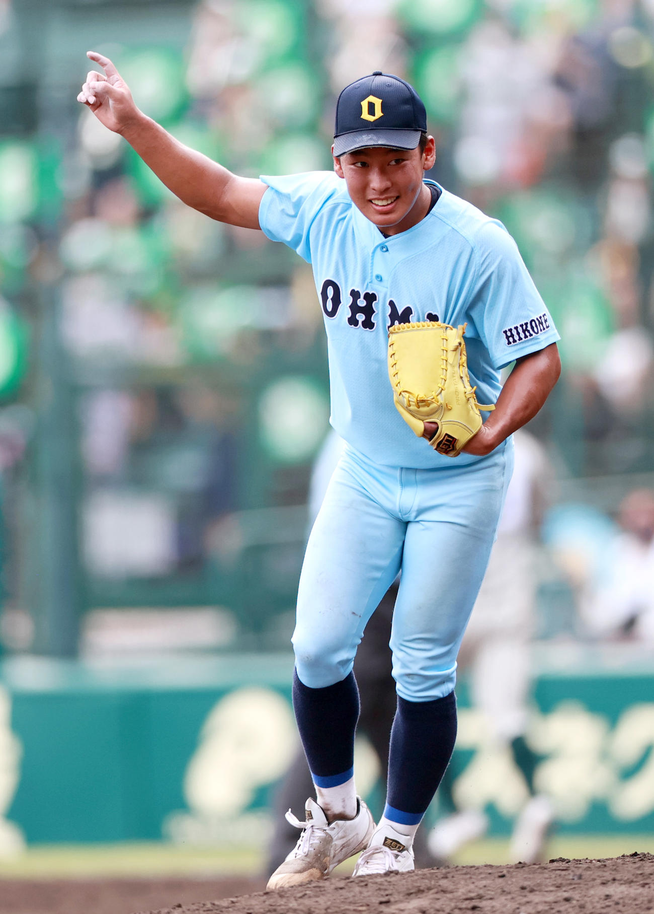 鶴岡東対近江　5回表土屋奏人1死一塁、山田は前田を遊ゴロ併殺に仕留めベンチへ引き揚げる（撮影・上山淳一）