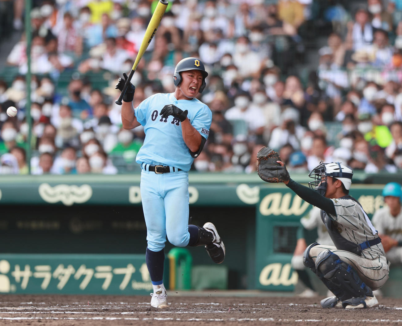 鶴岡東対近江　7回裏近江無死、山田は死球をうける（撮影・上山淳一）