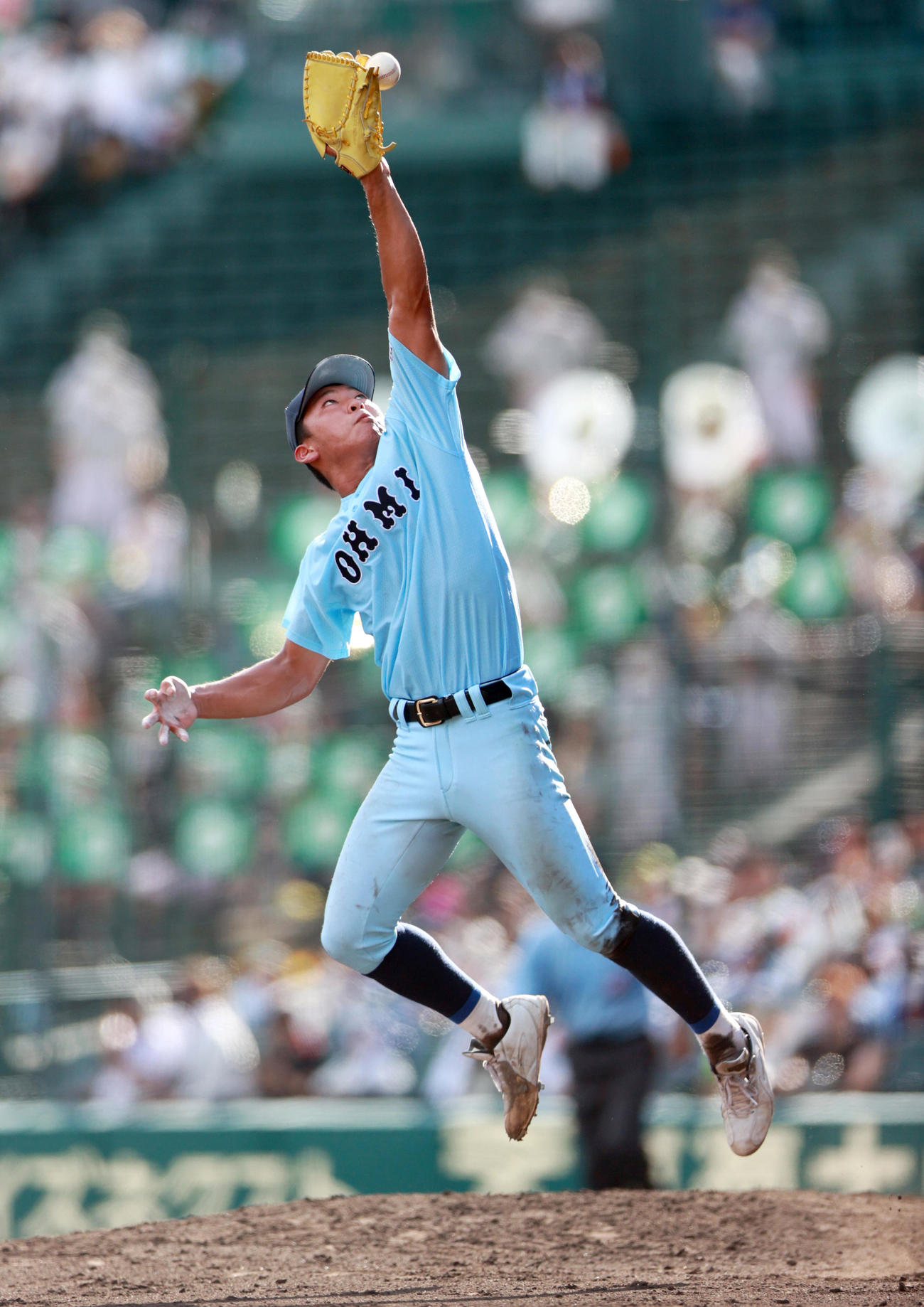 鶴岡東対近江　8回表鶴岡東2死一、二塁、山田は関舜の投ゴロに反応する（撮影・上山淳一）