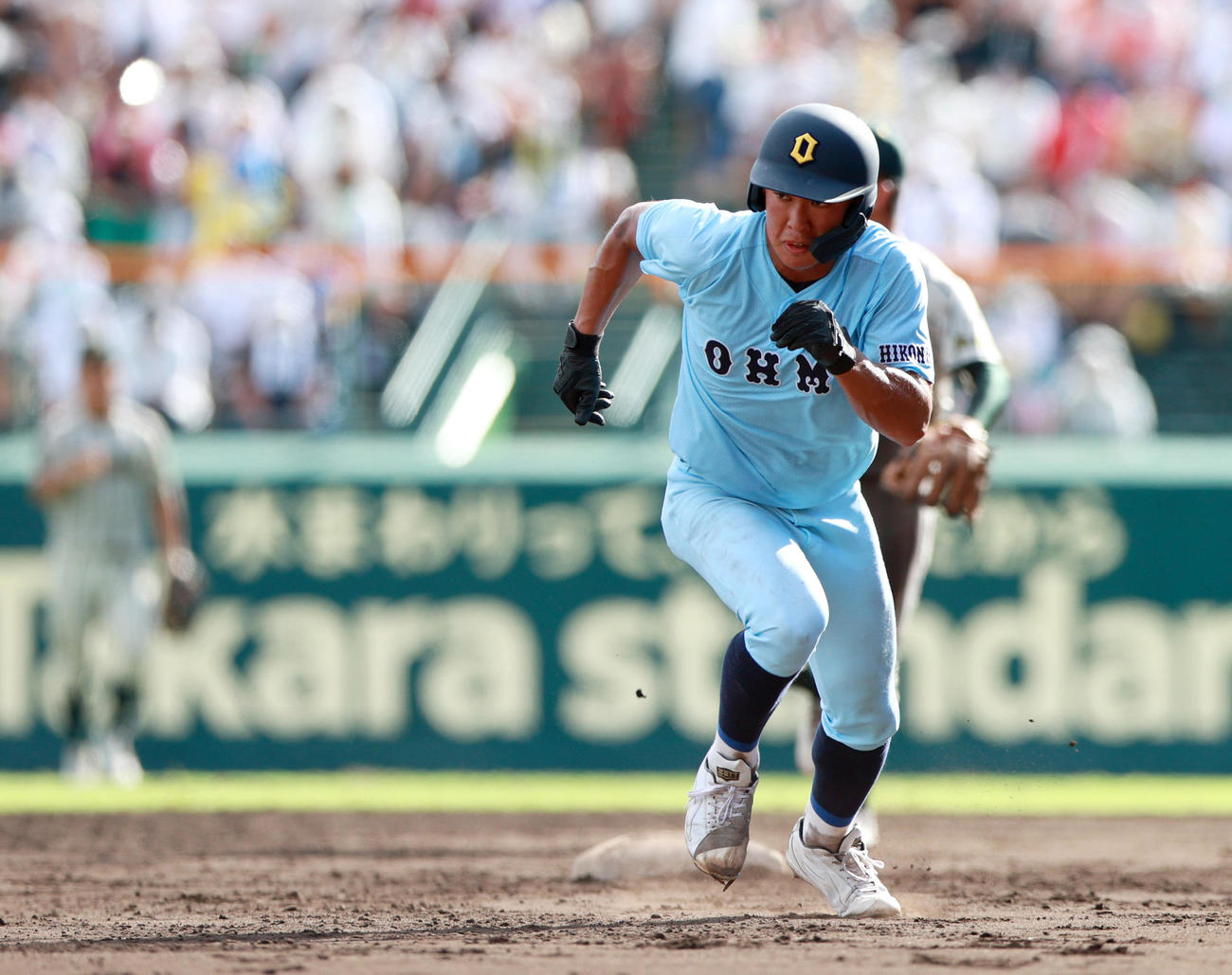 鶴岡東対近江　7回裏近江無死一、二塁、二走山田は二塁けん制悪送球で三塁へ向かう（撮影・上山淳一）
