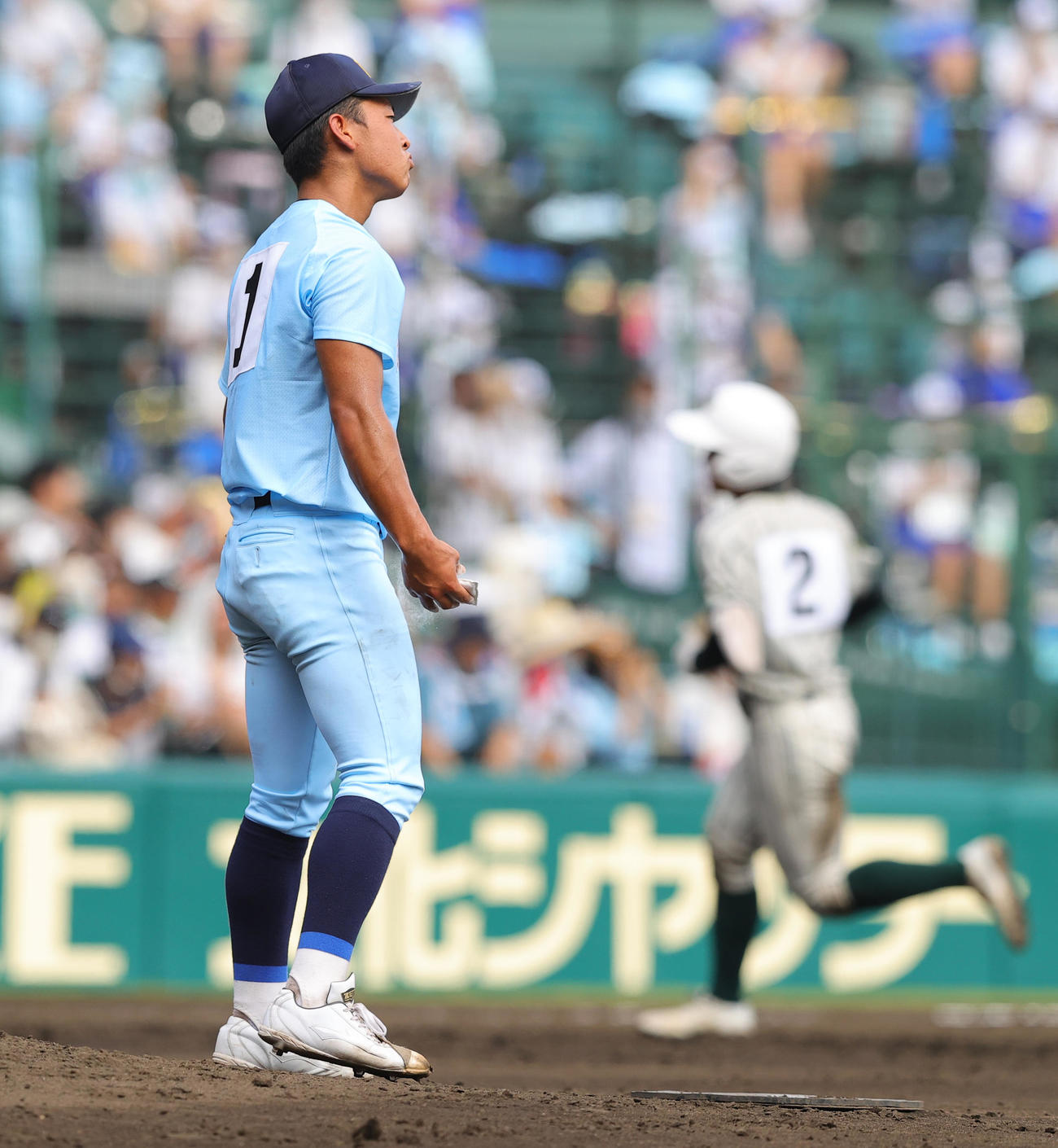 鶴岡東対近江　3回表鶴岡東無死一塁、土屋（後方）に左越え2点本塁打を許す山田（撮影・野上伸悟）