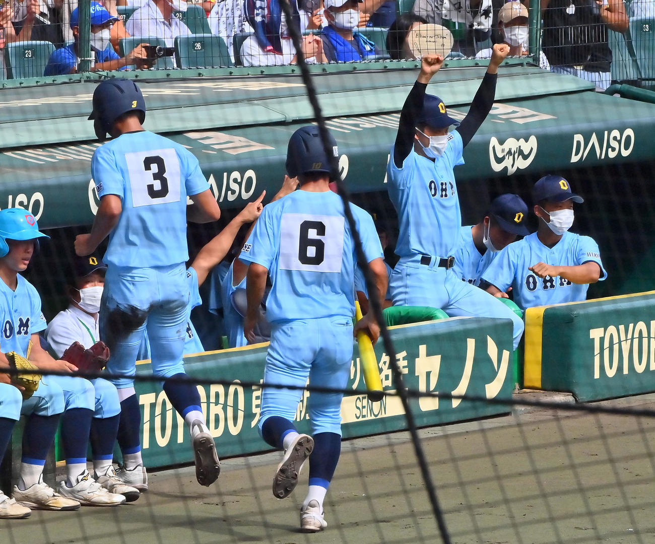 鶴岡東対近江　2回裏近江1死二塁、岡崎幸聖の中前打で先制し喜ぶ近江ナイン（撮影・和賀正仁）