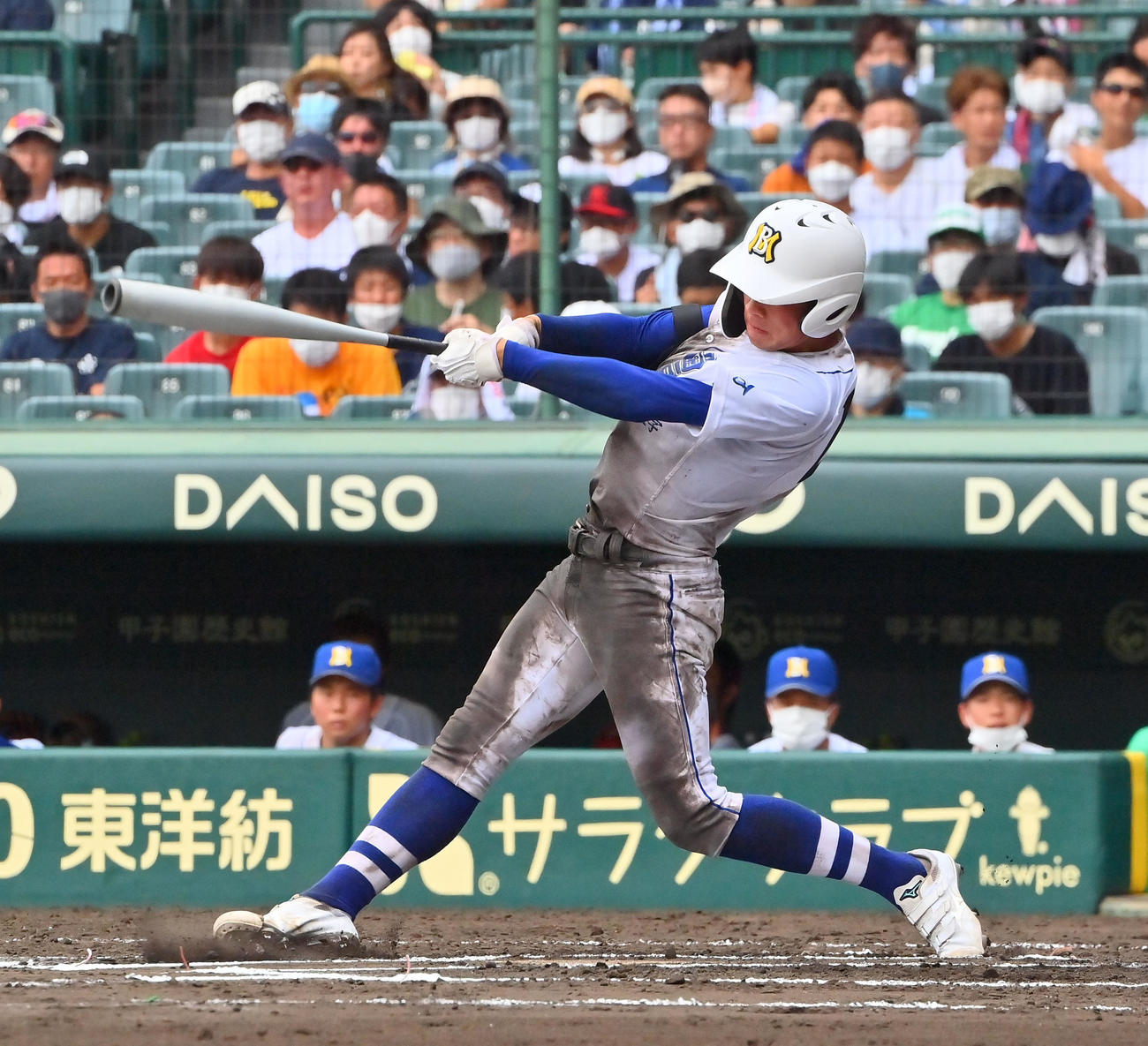 明豊対一関学院　6回表明豊1死、右越えに本塁打を放つ鈴木（撮影・和賀正仁）