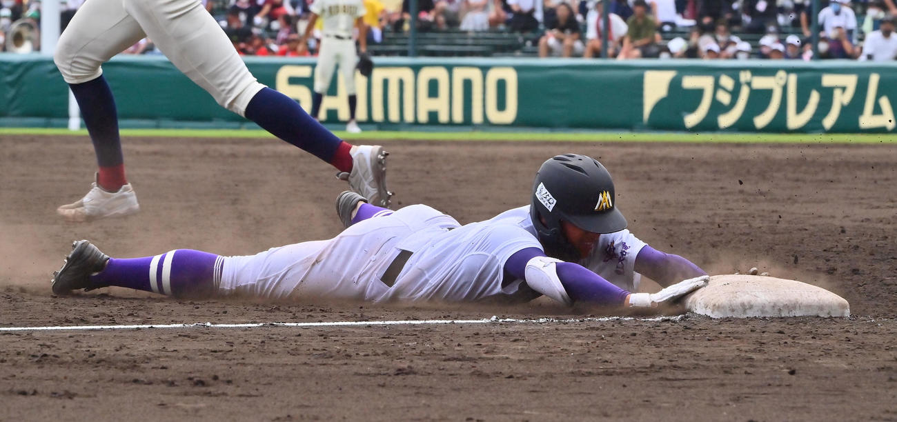 八戸学院光星対愛工大名電　10回裏愛工大名電無死、左越えに三塁打を放つ有馬（撮影・和賀正仁）