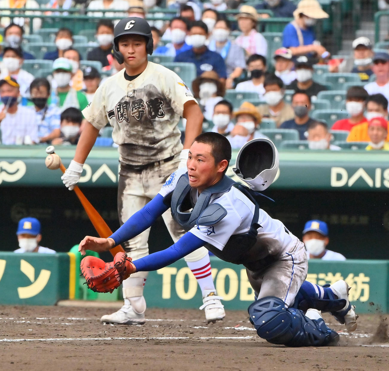 明豊対一関学院　5回裏一関学院無死一、二塁、送りバントを試みた小杉の打球を好捕する捕手鈴木（撮影・和賀正仁）