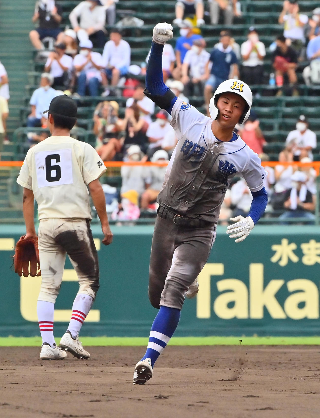 明豊対一関学院　6回表明豊1死、右越えに本塁打を放った鈴木はガッツポーズ（撮影・和賀正仁）