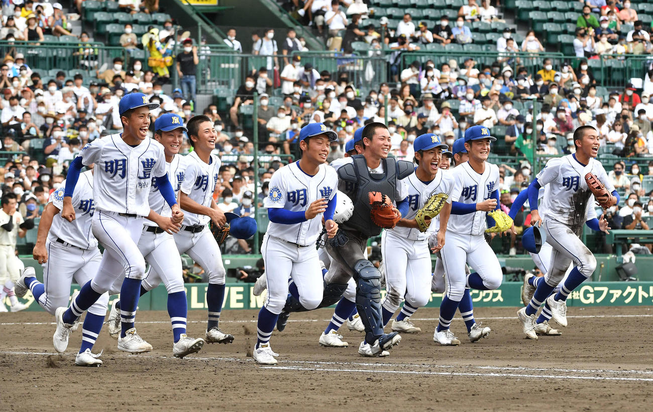 明豊対一関学院　一関学院に勝利し、笑顔で駆け出す明豊ナイン（撮影・岩下翔太）