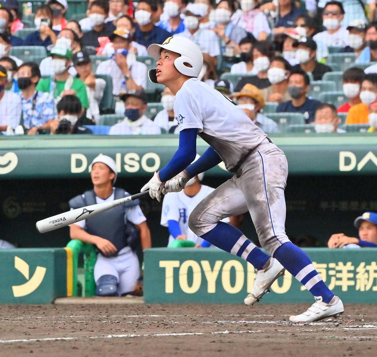 明豊対一関学院　9回表明豊1死満塁、中犠飛を放つ鈴木（撮影・和賀正仁）