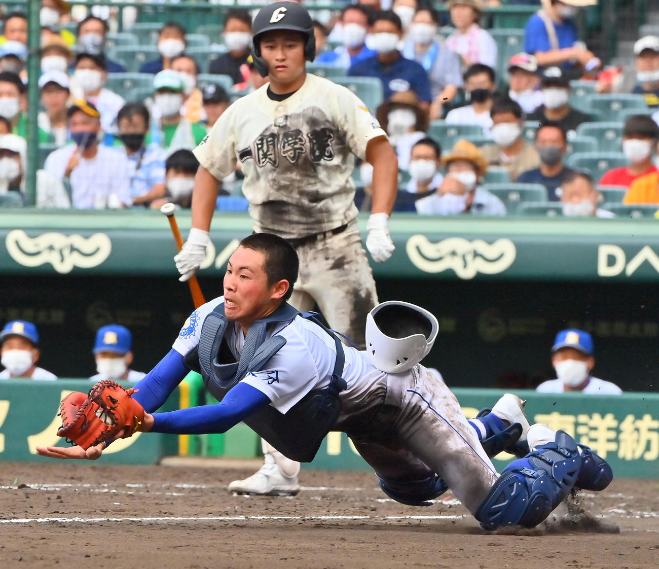明豊対一関学院　5回裏一関学院無死一、二塁、送りバントを試みた小杉の打球を好捕する捕手鈴木（撮影・和賀正仁）