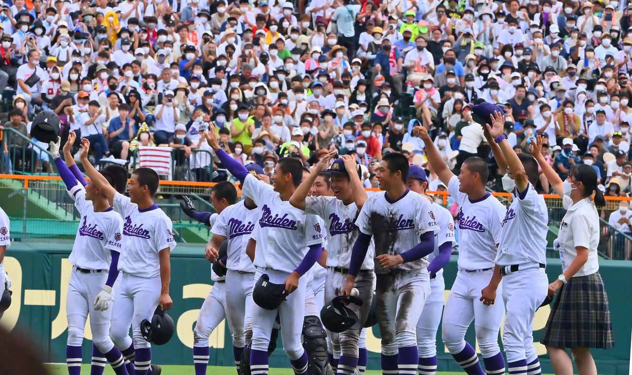 八戸学院光星に勝利し笑顔でアルプスにあいさつする愛工大名電ナイン（撮影・和賀正仁）