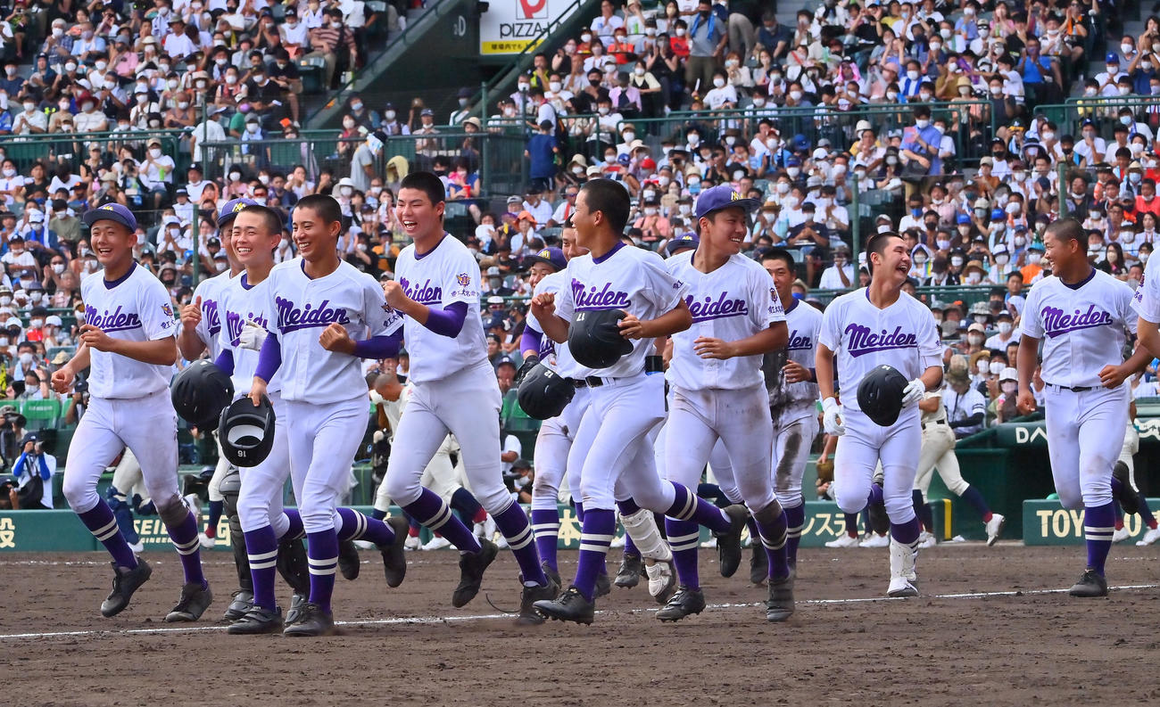 八戸学院光星対愛工大名電　八戸学院光星に勝利し笑顔でアルプスにあいさつする愛工大名電ナイン（撮影・和賀正仁）