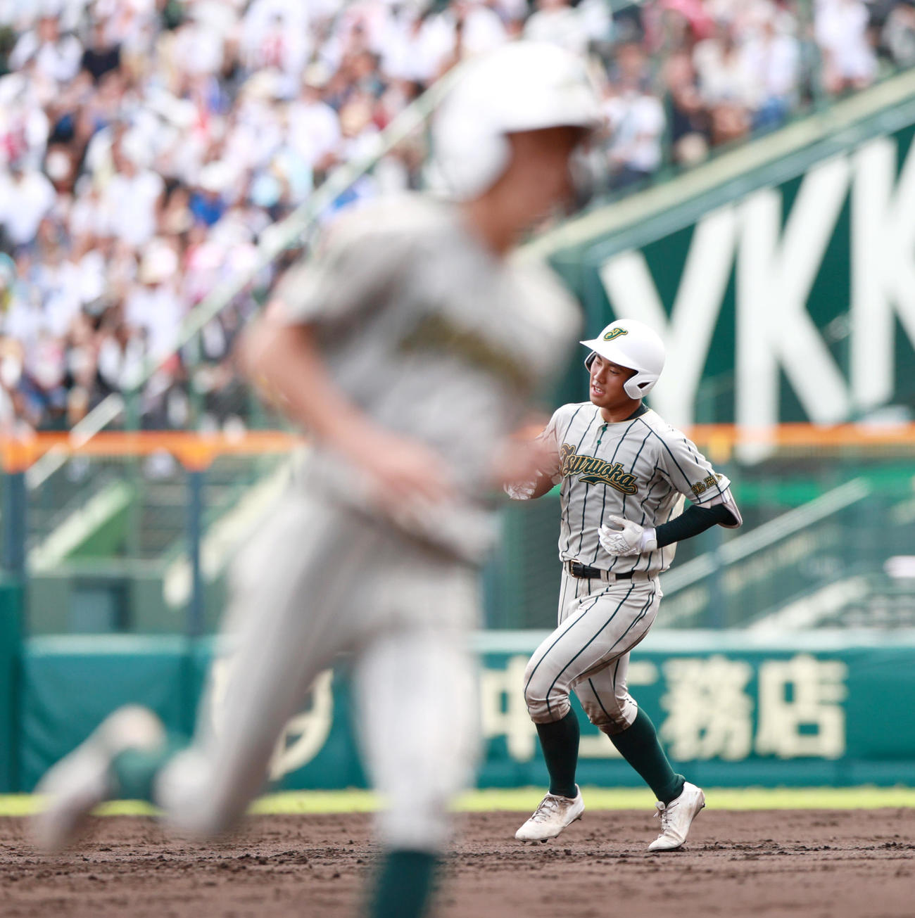 鶴岡東対近江　3回表鶴岡東無死一塁、土屋（右）は左越え2点本塁打を放ちダイヤモンドを1周する（撮影・上山淳一）