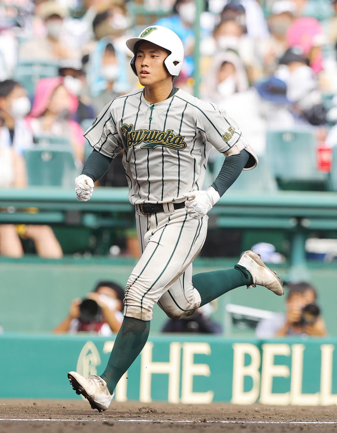 鶴岡東対近江　3回表鶴岡東無死一塁、左越え2点本塁打を放ち本塁に向かう土屋（撮影・野上伸悟）