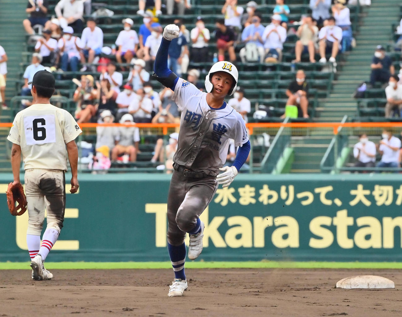 明豊対一関学院　6回表明豊1死、右越えに本塁打を放った鈴木はガッツポーズ（撮影・和賀正仁）