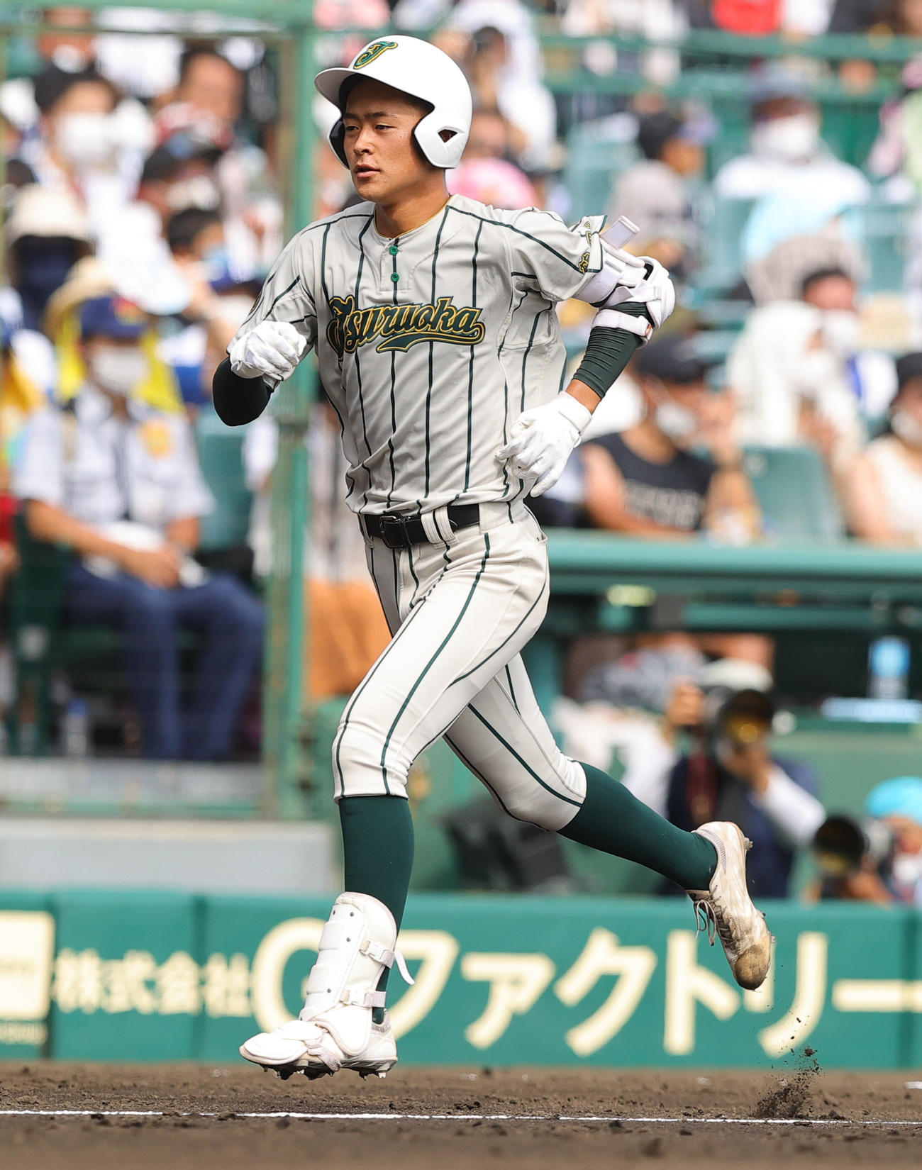 鶴岡東対近江　3回表鶴岡東無死、左越え本塁打を放つ渡辺（撮影・野上伸悟）