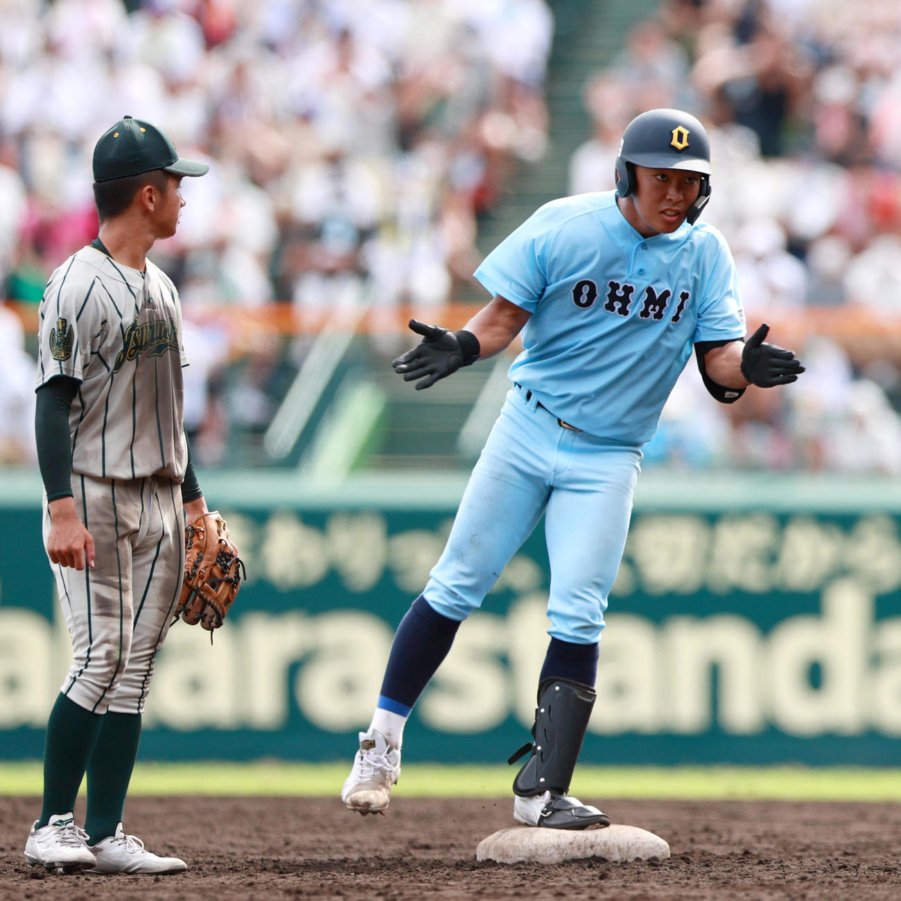 3回裏近江無死一、二塁、2点適時二塁打を放ち塁上で喜ぶ山田陽翔（右）（撮影・上山淳一）