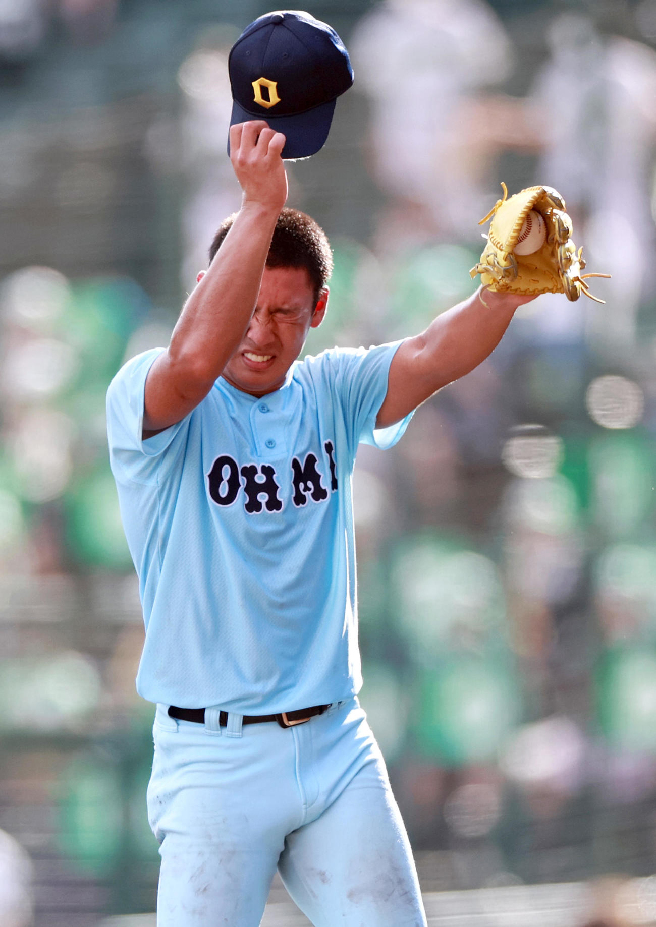 鶴岡東対近江　8回、マウンドで汗を拭う近江山田（撮影・上山淳一）